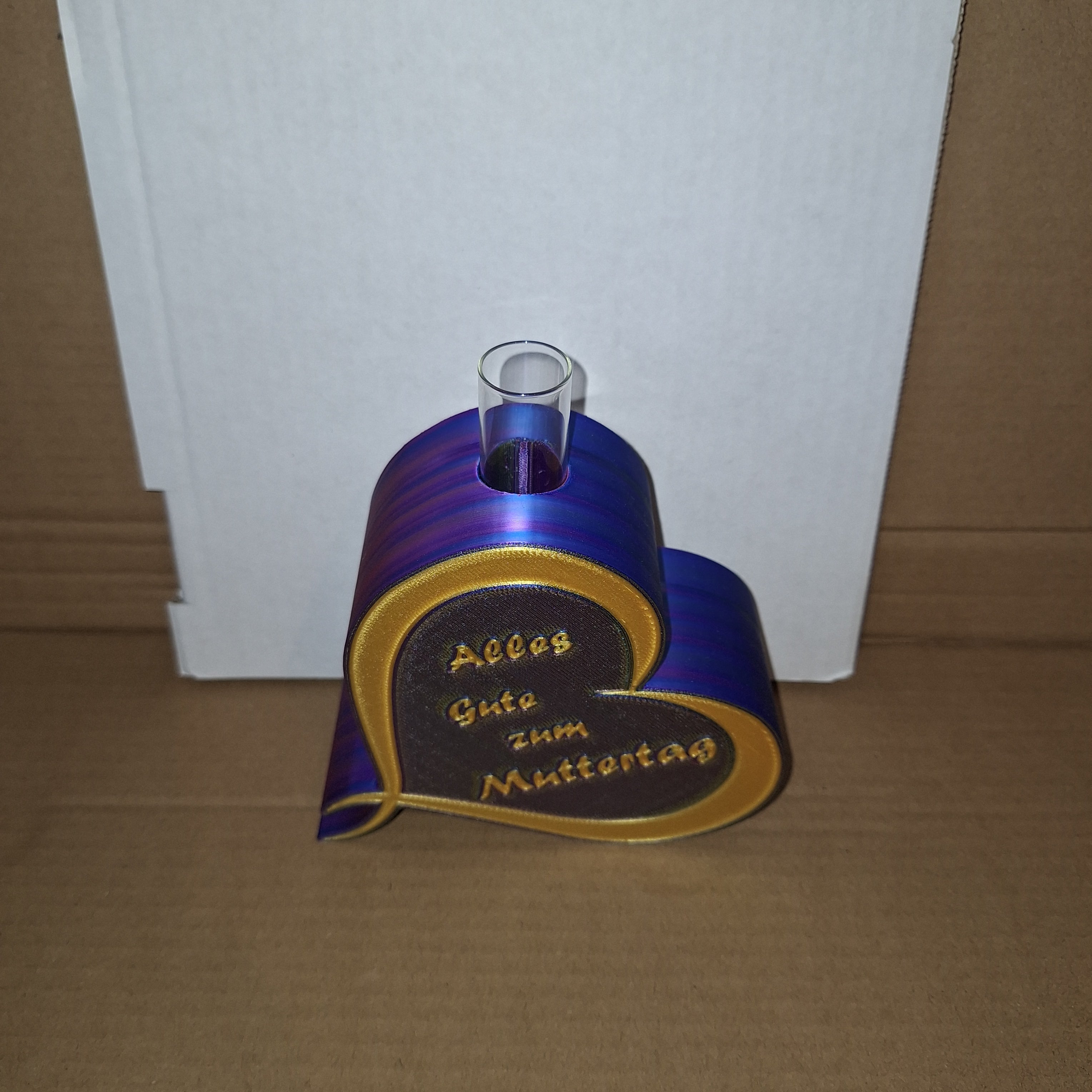 Muttertagsherz mit Reagenzglas