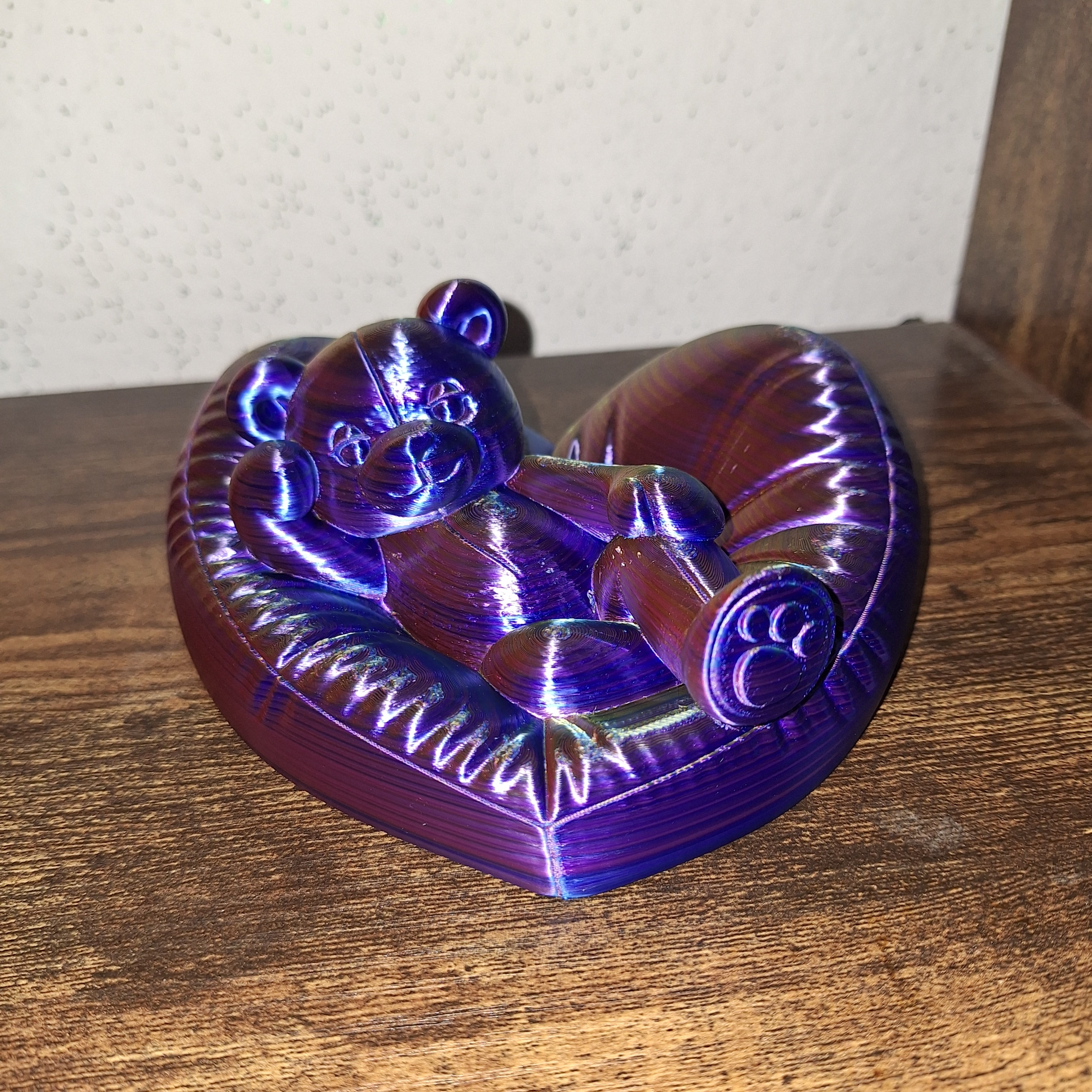 Schlafender Bär im Herzkissen –  Deko-Figur