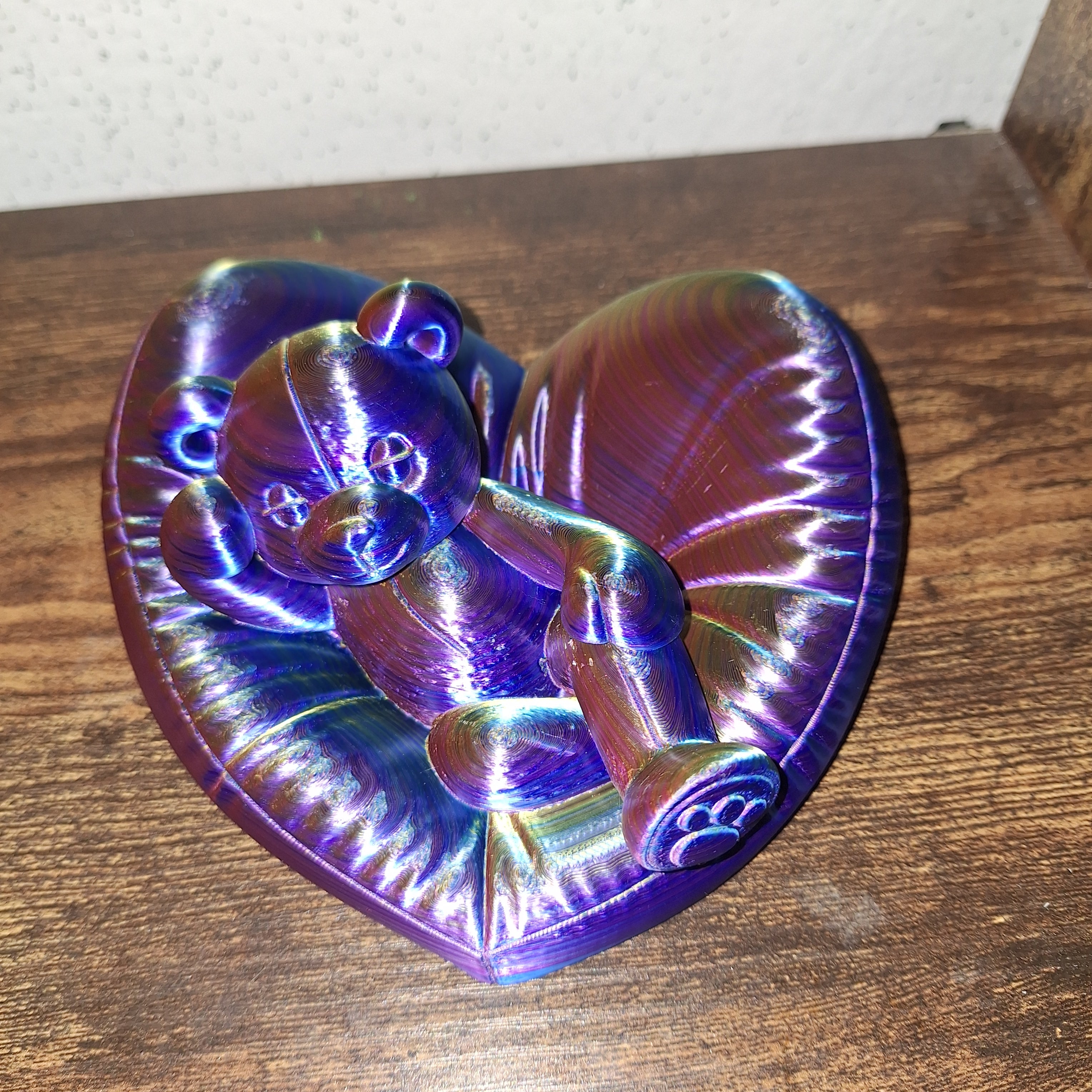 Schlafender Bär im Herzkissen –  Deko-Figur