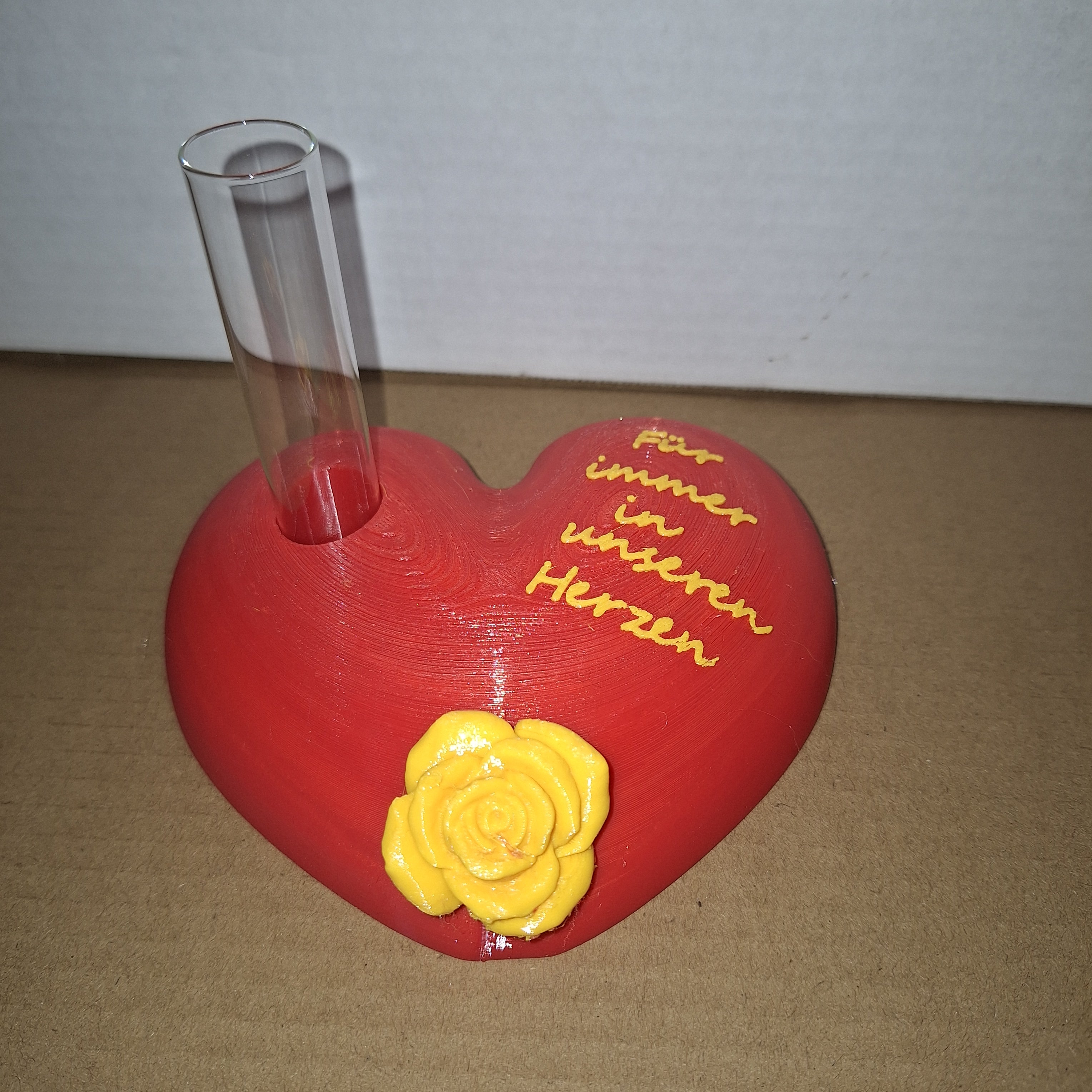 Herz mit Reagenzglas und Aufschrift